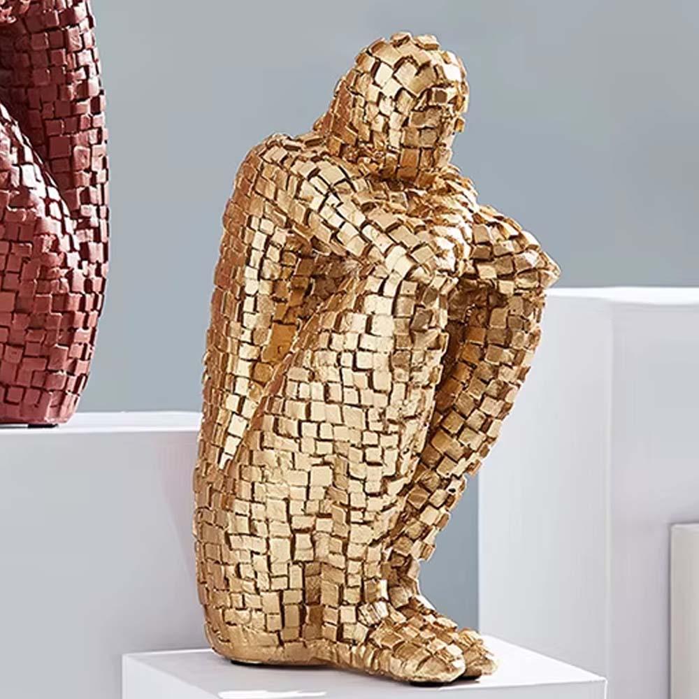 Adorno moderno Hombre Triste de resina dorada 21cm