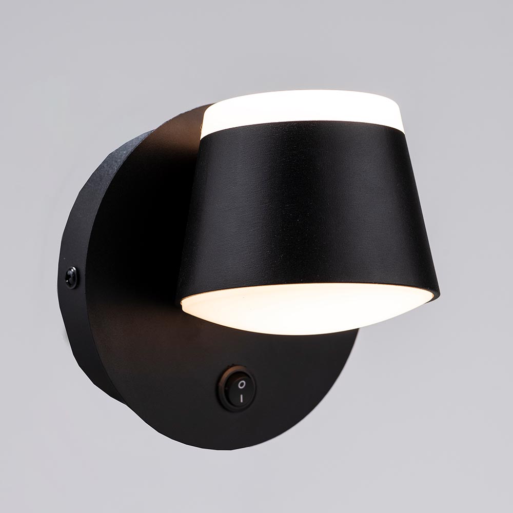 Aplique led Lux negro con luz cálida